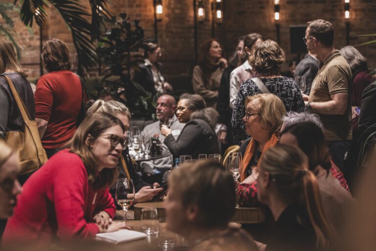 Teilnehmende der Konferenz DIVERSITY 2025 beim Networking am Vorabendevent.