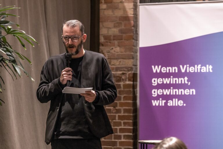 Robert Franken, Experte für Diversity, Equity, Inclusion und Belonging, hält einen Impuls beim Auftaktevent der Konferenz DIVERSITY 2025.