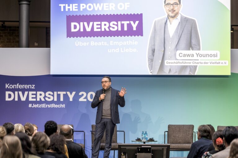 Cawa Younosi, Geschäftsführer des Charta der Vielfalt e.V. startet mit seiner Keynote den Konferenztag der DIVERSITY 2025