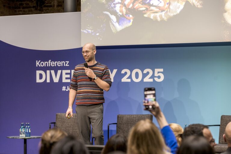 Dr. Hans Rusinek erläuterte in seiner Keynote zur Konferenz DIVERSITY, warum es wichtig ist, Diversity wieder mehr als aus Prinzipien heraus zu stärken.