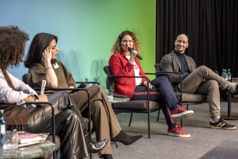 Paula Essam, Aya Jaff, Christina Sontheim-Leven und Martin Speer sprechen über Machtstrukturen und Geschlechterrollen auf der Konferenz DIVERSITY 2025